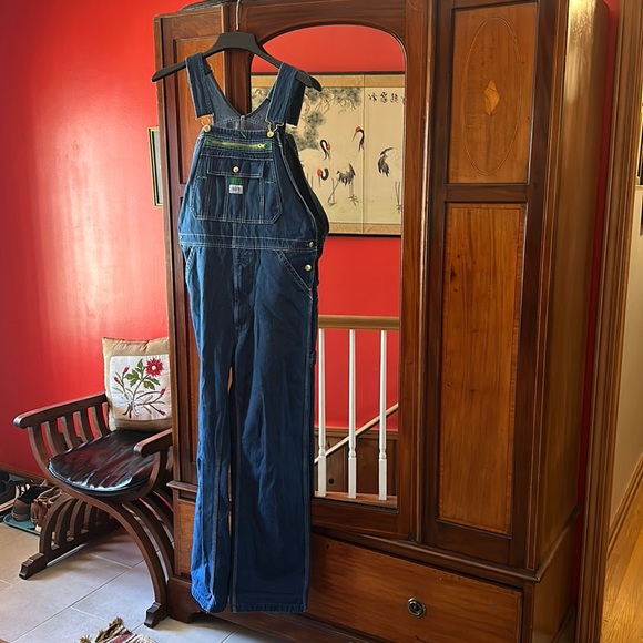 A classic! Pockets everywhere! Loop & adjustable straps. No damage/pets/smoke. - Picture 2 of 11